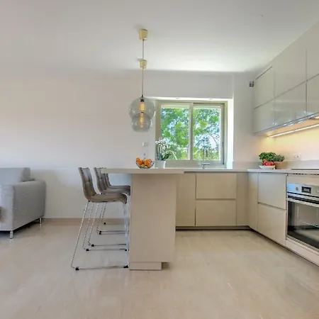 High Standard Br Design Flat For Family Ppl Swimming Pool Free Parking Big Balcony Apartman *